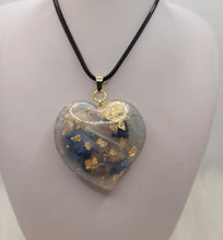 Charger l'image dans la galerie, Pendentif Orgonite Coeur-𝑺𝒐𝒊𝒔 𝓐𝒎𝒐𝒖𝒓 🤍✨💙
