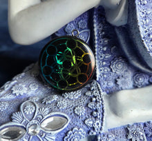 Charger l'image dans la galerie, Pendentif Orgonite Bouclier de protection énergétique Bouddha & cube de l'univers