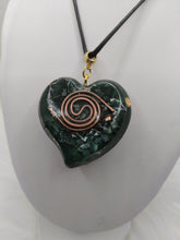 Charger l'image dans la galerie, Pendentif Orgonite Coeur-Émeraude