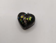 Charger l&#39;image dans la galerie, Pendentif Orgonite mini coeur - fushite &amp; Tourmaline Multicolore

