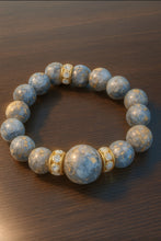 Charger l'image dans la galerie, Bracelet Orgonite- 𝑺𝒐𝒊𝒔 𝓐𝒎𝒐𝒖𝒓 🤍✨💙