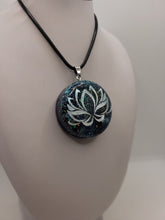Charger l&#39;image dans la galerie, Pendentif  Orgonite -Lapis Lazuli &amp; Angélite
