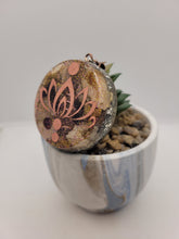 Charger l&#39;image dans la galerie, Symbole Fleur de Lotus -Agate du Mont Lyall (Gaspésie)
