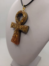 Charger l&#39;image dans la galerie, Pendentif Orgonite Croix d&#39;ânkh -Lapis-Lazuli &amp; Cornaline
