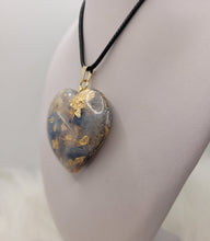 Charger l'image dans la galerie, Pendentif Orgonite Coeur-𝑺𝒐𝒊𝒔 𝓐𝒎𝒐𝒖𝒓 🤍✨💙
