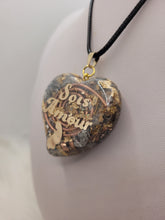 Charger l'image dans la galerie, Pendentif Orgonite Coeur-𝑺𝒐𝒊𝒔 𝓐𝒎𝒐𝒖𝒓 🤍✨💙
