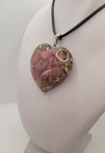 Charger l'image dans la galerie, Pendentif Orgonite Coeur-Jaspe Rose
