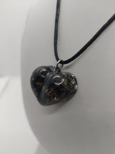 Charger l&#39;image dans la galerie, Pendentif Orgonite mini coeur - Tourmaline Noire
