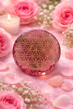Charger l'image dans la galerie, Orgonite Fleur de vie-Quartz Rose, Aventure verte &amp; Tourmaline rose
