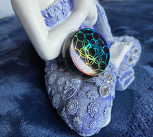 Charger l'image dans la galerie, Pendentif Orgonite Bouclier de protection énergétique Bouddha &amp; cube de l'univers
